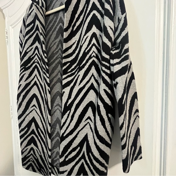 PREMISE GRAY ZEBRA PRINT CARDIGAN SWEATER W/ POCKETS | SIZE XS - Picture 4 of 12